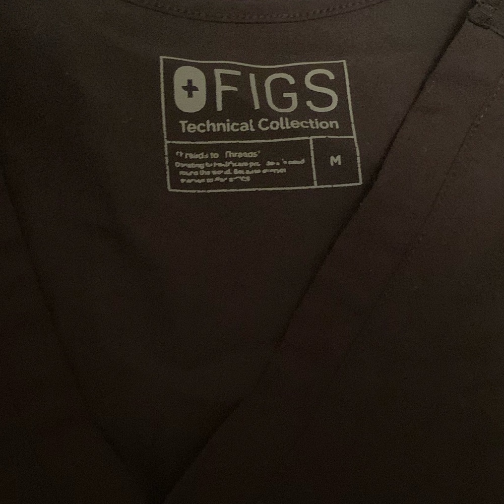 Black Figs Women’s Three-Pocket Scrub Top